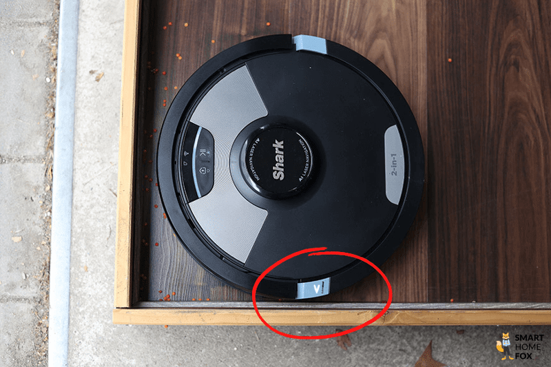 Die Clean Edge Technologie eines Shark Saugroboters ist in Aktion zu sehen.